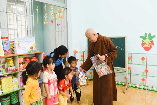 Ban Từ thiện: Tặng quà Trung Thu cho các em học sinh ở Đắk Som, Đăk Nông